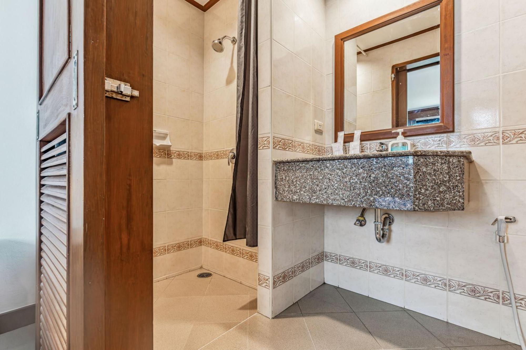 Rattana Beach Hotel Karon Habitación foto
